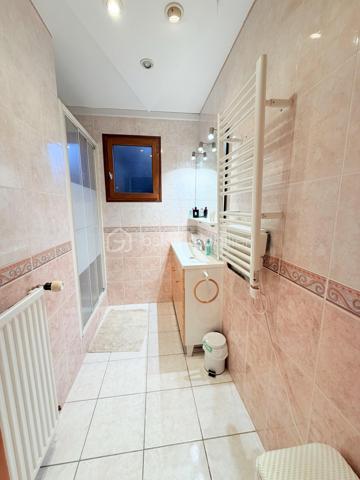 🏡 Maison familiale 8 pièces à Fontenay-lès-Briis  
✨ Secteur recherché – calme, verdure et commodités à pied

À découvrir sur la commune prisée de Fontenay-lès-Briis, cette belle maison familiale de 142 m² habitables vous séduira par ses volumes, sa luminosité et son environnement privilégié. Implantée sur un terrain de 750 m², elle bénéficie d’un cadre sans vis-à-vis, idéal pour une vie de famille paisible, en toute intimité. 🌳

Cette maison, construite sur un étage avec plancher béton, permet une vie de plain-pied très appréciable.  
Au rez-de-chaussée, vous trouverez :  
• une entrée desservant les espaces de vie,
• un double séjour lumineux avec lumière traversante et deux portes-fenêtres ouvrant sur l’extérieur ☀️,
• une chambre,
• une salle d’eau avec fenêtre,
• un WC séparé,
• une cuisine fermée entièrement équipée,
• ainsi qu’une arrière-cuisine / cellier et une buanderie très pratiques au quotidien.

À l’étage, un beau palier dessert :  
• 3 chambres, dont une suite parentale avec salle d’eau et WC privatifs 🛏️,
• un bureau,
• un dressing,
• et une salle de bain.

Côté confort, la maison est équipée d’une chaudière gaz Viessmann, avec entretien à jour 🔧.  
Un conduit pour cheminée ou poêle est également en attente, selon vos envies de confort supplémentaire. 🔥

À l’extérieur, vous profiterez d’un bel espace de vie avec :  
• une piscine hors-sol 🏊,
• deux abris de jardin,
• trois terrasses pour vos moments de détente,
• une belle allée pavée permettant de stationner plusieurs véhicules,
• ainsi qu’un garage.

📍 Un emplacement idéal pour la vie de famille :  
• École maternelle et élémentaire à 300 m 🎒
• Arrêt de bus pour collège et lycée à 100 m 🚌
• Commerces à 400 m 🛍️
• Crèche à 800 m 👶

Le secteur est particulièrement apprécié pour son cadre verdoyant, sa proximité avec les parcs et la forêt, parfaits pour de superbes balades en famille ou entre amis 🌲🚶‍♂️🚶‍♀️

Côté accessibilité, vous rejoignez facilement les grands axes :  
• A10, N118 et zone d’activité de Courtabœuf à environ 10 km
• N20 à 7 km
• Gare autoroutière de Briis-sous-Forges à 3,5 km, avec accès direct à Massy-Palaiseau 🚆

💫 Une maison spacieuse, fonctionnelle et idéalement située, à découvrir sans tarder !