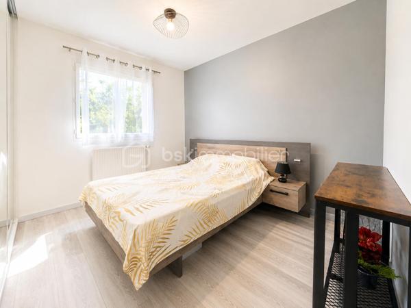 🏡 Maison familiale 8 pièces à Fontenay-lès-Briis  
✨ Secteur recherché – calme, verdure et commodités à pied

À découvrir sur la commune prisée de Fontenay-lès-Briis, cette belle maison familiale de 142 m² habitables vous séduira par ses volumes, sa luminosité et son environnement privilégié. Implantée sur un terrain de 750 m², elle bénéficie d’un cadre sans vis-à-vis, idéal pour une vie de famille paisible, en toute intimité. 🌳

Cette maison, construite sur un étage avec plancher béton, permet une vie de plain-pied très appréciable.  
Au rez-de-chaussée, vous trouverez :  
• une entrée desservant les espaces de vie,
• un double séjour lumineux avec lumière traversante et deux portes-fenêtres ouvrant sur l’extérieur ☀️,
• une chambre,
• une salle d’eau avec fenêtre,
• un WC séparé,
• une cuisine fermée entièrement équipée,
• ainsi qu’une arrière-cuisine / cellier et une buanderie très pratiques au quotidien.

À l’étage, un beau palier dessert :  
• 3 chambres, dont une suite parentale avec salle d’eau et WC privatifs 🛏️,
• un bureau,
• un dressing,
• et une salle de bain.

Côté confort, la maison est équipée d’une chaudière gaz Viessmann, avec entretien à jour 🔧.  
Un conduit pour cheminée ou poêle est également en attente, selon vos envies de confort supplémentaire. 🔥

À l’extérieur, vous profiterez d’un bel espace de vie avec :  
• une piscine hors-sol 🏊,
• deux abris de jardin,
• trois terrasses pour vos moments de détente,
• une belle allée pavée permettant de stationner plusieurs véhicules,
• ainsi qu’un garage.

📍 Un emplacement idéal pour la vie de famille :  
• École maternelle et élémentaire à 300 m 🎒
• Arrêt de bus pour collège et lycée à 100 m 🚌
• Commerces à 400 m 🛍️
• Crèche à 800 m 👶

Le secteur est particulièrement apprécié pour son cadre verdoyant, sa proximité avec les parcs et la forêt, parfaits pour de superbes balades en famille ou entre amis 🌲🚶‍♂️🚶‍♀️

Côté accessibilité, vous rejoignez facilement les grands axes :  
• A10, N118 et zone d’activité de Courtabœuf à environ 10 km
• N20 à 7 km
• Gare autoroutière de Briis-sous-Forges à 3,5 km, avec accès direct à Massy-Palaiseau 🚆

💫 Une maison spacieuse, fonctionnelle et idéalement située, à découvrir sans tarder !