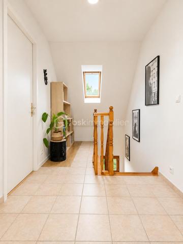 🏡 Maison familiale 8 pièces à Fontenay-lès-Briis  
✨ Secteur recherché – calme, verdure et commodités à pied

À découvrir sur la commune prisée de Fontenay-lès-Briis, cette belle maison familiale de 142 m² habitables vous séduira par ses volumes, sa luminosité et son environnement privilégié. Implantée sur un terrain de 750 m², elle bénéficie d’un cadre sans vis-à-vis, idéal pour une vie de famille paisible, en toute intimité. 🌳

Cette maison, construite sur un étage avec plancher béton, permet une vie de plain-pied très appréciable.  
Au rez-de-chaussée, vous trouverez :  
• une entrée desservant les espaces de vie,
• un double séjour lumineux avec lumière traversante et deux portes-fenêtres ouvrant sur l’extérieur ☀️,
• une chambre,
• une salle d’eau avec fenêtre,
• un WC séparé,
• une cuisine fermée entièrement équipée,
• ainsi qu’une arrière-cuisine / cellier et une buanderie très pratiques au quotidien.

À l’étage, un beau palier dessert :  
• 3 chambres, dont une suite parentale avec salle d’eau et WC privatifs 🛏️,
• un bureau,
• un dressing,
• et une salle de bain.

Côté confort, la maison est équipée d’une chaudière gaz Viessmann, avec entretien à jour 🔧.  
Un conduit pour cheminée ou poêle est également en attente, selon vos envies de confort supplémentaire. 🔥

À l’extérieur, vous profiterez d’un bel espace de vie avec :  
• une piscine hors-sol 🏊,
• deux abris de jardin,
• trois terrasses pour vos moments de détente,
• une belle allée pavée permettant de stationner plusieurs véhicules,
• ainsi qu’un garage.

📍 Un emplacement idéal pour la vie de famille :  
• École maternelle et élémentaire à 300 m 🎒
• Arrêt de bus pour collège et lycée à 100 m 🚌
• Commerces à 400 m 🛍️
• Crèche à 800 m 👶

Le secteur est particulièrement apprécié pour son cadre verdoyant, sa proximité avec les parcs et la forêt, parfaits pour de superbes balades en famille ou entre amis 🌲🚶‍♂️🚶‍♀️

Côté accessibilité, vous rejoignez facilement les grands axes :  
• A10, N118 et zone d’activité de Courtabœuf à environ 10 km
• N20 à 7 km
• Gare autoroutière de Briis-sous-Forges à 3,5 km, avec accès direct à Massy-Palaiseau 🚆

💫 Une maison spacieuse, fonctionnelle et idéalement située, à découvrir sans tarder !