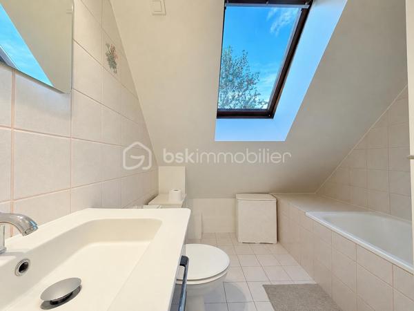 🏡 Maison familiale 8 pièces à Fontenay-lès-Briis  
✨ Secteur recherché – calme, verdure et commodités à pied

À découvrir sur la commune prisée de Fontenay-lès-Briis, cette belle maison familiale de 142 m² habitables vous séduira par ses volumes, sa luminosité et son environnement privilégié. Implantée sur un terrain de 750 m², elle bénéficie d’un cadre sans vis-à-vis, idéal pour une vie de famille paisible, en toute intimité. 🌳

Cette maison, construite sur un étage avec plancher béton, permet une vie de plain-pied très appréciable.  
Au rez-de-chaussée, vous trouverez :  
• une entrée desservant les espaces de vie,
• un double séjour lumineux avec lumière traversante et deux portes-fenêtres ouvrant sur l’extérieur ☀️,
• une chambre,
• une salle d’eau avec fenêtre,
• un WC séparé,
• une cuisine fermée entièrement équipée,
• ainsi qu’une arrière-cuisine / cellier et une buanderie très pratiques au quotidien.

À l’étage, un beau palier dessert :  
• 3 chambres, dont une suite parentale avec salle d’eau et WC privatifs 🛏️,
• un bureau,
• un dressing,
• et une salle de bain.

Côté confort, la maison est équipée d’une chaudière gaz Viessmann, avec entretien à jour 🔧.  
Un conduit pour cheminée ou poêle est également en attente, selon vos envies de confort supplémentaire. 🔥

À l’extérieur, vous profiterez d’un bel espace de vie avec :  
• une piscine hors-sol 🏊,
• deux abris de jardin,
• trois terrasses pour vos moments de détente,
• une belle allée pavée permettant de stationner plusieurs véhicules,
• ainsi qu’un garage.

📍 Un emplacement idéal pour la vie de famille :  
• École maternelle et élémentaire à 300 m 🎒
• Arrêt de bus pour collège et lycée à 100 m 🚌
• Commerces à 400 m 🛍️
• Crèche à 800 m 👶

Le secteur est particulièrement apprécié pour son cadre verdoyant, sa proximité avec les parcs et la forêt, parfaits pour de superbes balades en famille ou entre amis 🌲🚶‍♂️🚶‍♀️

Côté accessibilité, vous rejoignez facilement les grands axes :  
• A10, N118 et zone d’activité de Courtabœuf à environ 10 km
• N20 à 7 km
• Gare autoroutière de Briis-sous-Forges à 3,5 km, avec accès direct à Massy-Palaiseau 🚆

💫 Une maison spacieuse, fonctionnelle et idéalement située, à découvrir sans tarder !