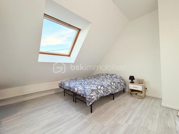 🏡 Maison familiale 8 pièces à Fontenay-lès-Briis  
✨ Secteur recherché – calme, verdure et commodités à pied

À découvrir sur la commune prisée de Fontenay-lès-Briis, cette belle maison familiale de 142 m² habitables vous séduira par ses volumes, sa luminosité et son environnement privilégié. Implantée sur un terrain de 750 m², elle bénéficie d’un cadre sans vis-à-vis, idéal pour une vie de famille paisible, en toute intimité. 🌳

Cette maison, construite sur un étage avec plancher béton, permet une vie de plain-pied très appréciable.  
Au rez-de-chaussée, vous trouverez :  
• une entrée desservant les espaces de vie,
• un double séjour lumineux avec lumière traversante et deux portes-fenêtres ouvrant sur l’extérieur ☀️,
• une chambre,
• une salle d’eau avec fenêtre,
• un WC séparé,
• une cuisine fermée entièrement équipée,
• ainsi qu’une arrière-cuisine / cellier et une buanderie très pratiques au quotidien.

À l’étage, un beau palier dessert :  
• 3 chambres, dont une suite parentale avec salle d’eau et WC privatifs 🛏️,
• un bureau,
• un dressing,
• et une salle de bain.

Côté confort, la maison est équipée d’une chaudière gaz Viessmann, avec entretien à jour 🔧.  
Un conduit pour cheminée ou poêle est également en attente, selon vos envies de confort supplémentaire. 🔥

À l’extérieur, vous profiterez d’un bel espace de vie avec :  
• une piscine hors-sol 🏊,
• deux abris de jardin,
• trois terrasses pour vos moments de détente,
• une belle allée pavée permettant de stationner plusieurs véhicules,
• ainsi qu’un garage.

📍 Un emplacement idéal pour la vie de famille :  
• École maternelle et élémentaire à 300 m 🎒
• Arrêt de bus pour collège et lycée à 100 m 🚌
• Commerces à 400 m 🛍️
• Crèche à 800 m 👶

Le secteur est particulièrement apprécié pour son cadre verdoyant, sa proximité avec les parcs et la forêt, parfaits pour de superbes balades en famille ou entre amis 🌲🚶‍♂️🚶‍♀️

Côté accessibilité, vous rejoignez facilement les grands axes :  
• A10, N118 et zone d’activité de Courtabœuf à environ 10 km
• N20 à 7 km
• Gare autoroutière de Briis-sous-Forges à 3,5 km, avec accès direct à Massy-Palaiseau 🚆

💫 Une maison spacieuse, fonctionnelle et idéalement située, à découvrir sans tarder !
