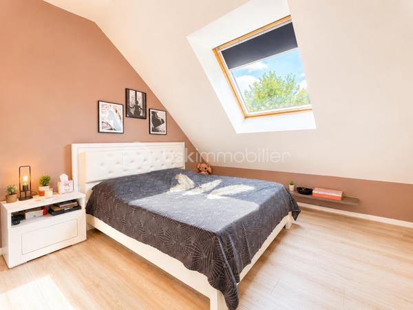 🏡 Maison familiale 8 pièces à Fontenay-lès-Briis  
✨ Secteur recherché – calme, verdure et commodités à pied

À découvrir sur la commune prisée de Fontenay-lès-Briis, cette belle maison familiale de 142 m² habitables vous séduira par ses volumes, sa luminosité et son environnement privilégié. Implantée sur un terrain de 750 m², elle bénéficie d’un cadre sans vis-à-vis, idéal pour une vie de famille paisible, en toute intimité. 🌳

Cette maison, construite sur un étage avec plancher béton, permet une vie de plain-pied très appréciable.  
Au rez-de-chaussée, vous trouverez :  
• une entrée desservant les espaces de vie,
• un double séjour lumineux avec lumière traversante et deux portes-fenêtres ouvrant sur l’extérieur ☀️,
• une chambre,
• une salle d’eau avec fenêtre,
• un WC séparé,
• une cuisine fermée entièrement équipée,
• ainsi qu’une arrière-cuisine / cellier et une buanderie très pratiques au quotidien.

À l’étage, un beau palier dessert :  
• 3 chambres, dont une suite parentale avec salle d’eau et WC privatifs 🛏️,
• un bureau,
• un dressing,
• et une salle de bain.

Côté confort, la maison est équipée d’une chaudière gaz Viessmann, avec entretien à jour 🔧.  
Un conduit pour cheminée ou poêle est également en attente, selon vos envies de confort supplémentaire. 🔥

À l’extérieur, vous profiterez d’un bel espace de vie avec :  
• une piscine hors-sol 🏊,
• deux abris de jardin,
• trois terrasses pour vos moments de détente,
• une belle allée pavée permettant de stationner plusieurs véhicules,
• ainsi qu’un garage.

📍 Un emplacement idéal pour la vie de famille :  
• École maternelle et élémentaire à 300 m 🎒
• Arrêt de bus pour collège et lycée à 100 m 🚌
• Commerces à 400 m 🛍️
• Crèche à 800 m 👶

Le secteur est particulièrement apprécié pour son cadre verdoyant, sa proximité avec les parcs et la forêt, parfaits pour de superbes balades en famille ou entre amis 🌲🚶‍♂️🚶‍♀️

Côté accessibilité, vous rejoignez facilement les grands axes :  
• A10, N118 et zone d’activité de Courtabœuf à environ 10 km
• N20 à 7 km
• Gare autoroutière de Briis-sous-Forges à 3,5 km, avec accès direct à Massy-Palaiseau 🚆

💫 Une maison spacieuse, fonctionnelle et idéalement située, à découvrir sans tarder !