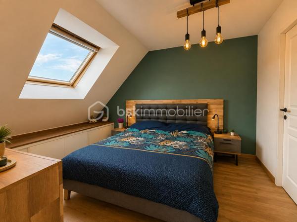 🏡 Maison familiale 8 pièces à Fontenay-lès-Briis  
✨ Secteur recherché – calme, verdure et commodités à pied

À découvrir sur la commune prisée de Fontenay-lès-Briis, cette belle maison familiale de 142 m² habitables vous séduira par ses volumes, sa luminosité et son environnement privilégié. Implantée sur un terrain de 750 m², elle bénéficie d’un cadre sans vis-à-vis, idéal pour une vie de famille paisible, en toute intimité. 🌳

Cette maison, construite sur un étage avec plancher béton, permet une vie de plain-pied très appréciable.  
Au rez-de-chaussée, vous trouverez :  
• une entrée desservant les espaces de vie,
• un double séjour lumineux avec lumière traversante et deux portes-fenêtres ouvrant sur l’extérieur ☀️,
• une chambre,
• une salle d’eau avec fenêtre,
• un WC séparé,
• une cuisine fermée entièrement équipée,
• ainsi qu’une arrière-cuisine / cellier et une buanderie très pratiques au quotidien.

À l’étage, un beau palier dessert :  
• 3 chambres, dont une suite parentale avec salle d’eau et WC privatifs 🛏️,
• un bureau,
• un dressing,
• et une salle de bain.

Côté confort, la maison est équipée d’une chaudière gaz Viessmann, avec entretien à jour 🔧.  
Un conduit pour cheminée ou poêle est également en attente, selon vos envies de confort supplémentaire. 🔥

À l’extérieur, vous profiterez d’un bel espace de vie avec :  
• une piscine hors-sol 🏊,
• deux abris de jardin,
• trois terrasses pour vos moments de détente,
• une belle allée pavée permettant de stationner plusieurs véhicules,
• ainsi qu’un garage.

📍 Un emplacement idéal pour la vie de famille :  
• École maternelle et élémentaire à 300 m 🎒
• Arrêt de bus pour collège et lycée à 100 m 🚌
• Commerces à 400 m 🛍️
• Crèche à 800 m 👶

Le secteur est particulièrement apprécié pour son cadre verdoyant, sa proximité avec les parcs et la forêt, parfaits pour de superbes balades en famille ou entre amis 🌲🚶‍♂️🚶‍♀️

Côté accessibilité, vous rejoignez facilement les grands axes :  
• A10, N118 et zone d’activité de Courtabœuf à environ 10 km
• N20 à 7 km
• Gare autoroutière de Briis-sous-Forges à 3,5 km, avec accès direct à Massy-Palaiseau 🚆

💫 Une maison spacieuse, fonctionnelle et idéalement située, à découvrir sans tarder !
