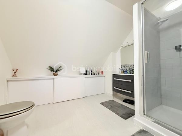 🏡 Maison familiale 8 pièces à Fontenay-lès-Briis  
✨ Secteur recherché – calme, verdure et commodités à pied

À découvrir sur la commune prisée de Fontenay-lès-Briis, cette belle maison familiale de 142 m² habitables vous séduira par ses volumes, sa luminosité et son environnement privilégié. Implantée sur un terrain de 750 m², elle bénéficie d’un cadre sans vis-à-vis, idéal pour une vie de famille paisible, en toute intimité. 🌳

Cette maison, construite sur un étage avec plancher béton, permet une vie de plain-pied très appréciable.  
Au rez-de-chaussée, vous trouverez :  
• une entrée desservant les espaces de vie,
• un double séjour lumineux avec lumière traversante et deux portes-fenêtres ouvrant sur l’extérieur ☀️,
• une chambre,
• une salle d’eau avec fenêtre,
• un WC séparé,
• une cuisine fermée entièrement équipée,
• ainsi qu’une arrière-cuisine / cellier et une buanderie très pratiques au quotidien.

À l’étage, un beau palier dessert :  
• 3 chambres, dont une suite parentale avec salle d’eau et WC privatifs 🛏️,
• un bureau,
• un dressing,
• et une salle de bain.

Côté confort, la maison est équipée d’une chaudière gaz Viessmann, avec entretien à jour 🔧.  
Un conduit pour cheminée ou poêle est également en attente, selon vos envies de confort supplémentaire. 🔥

À l’extérieur, vous profiterez d’un bel espace de vie avec :  
• une piscine hors-sol 🏊,
• deux abris de jardin,
• trois terrasses pour vos moments de détente,
• une belle allée pavée permettant de stationner plusieurs véhicules,
• ainsi qu’un garage.

📍 Un emplacement idéal pour la vie de famille :  
• École maternelle et élémentaire à 300 m 🎒
• Arrêt de bus pour collège et lycée à 100 m 🚌
• Commerces à 400 m 🛍️
• Crèche à 800 m 👶

Le secteur est particulièrement apprécié pour son cadre verdoyant, sa proximité avec les parcs et la forêt, parfaits pour de superbes balades en famille ou entre amis 🌲🚶‍♂️🚶‍♀️

Côté accessibilité, vous rejoignez facilement les grands axes :  
• A10, N118 et zone d’activité de Courtabœuf à environ 10 km
• N20 à 7 km
• Gare autoroutière de Briis-sous-Forges à 3,5 km, avec accès direct à Massy-Palaiseau 🚆

💫 Une maison spacieuse, fonctionnelle et idéalement située, à découvrir sans tarder !