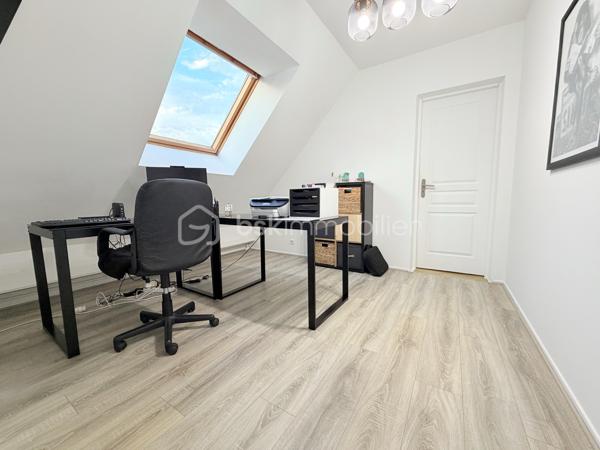 🏡 Maison familiale 8 pièces à Fontenay-lès-Briis  
✨ Secteur recherché – calme, verdure et commodités à pied

À découvrir sur la commune prisée de Fontenay-lès-Briis, cette belle maison familiale de 142 m² habitables vous séduira par ses volumes, sa luminosité et son environnement privilégié. Implantée sur un terrain de 750 m², elle bénéficie d’un cadre sans vis-à-vis, idéal pour une vie de famille paisible, en toute intimité. 🌳

Cette maison, construite sur un étage avec plancher béton, permet une vie de plain-pied très appréciable.  
Au rez-de-chaussée, vous trouverez :  
• une entrée desservant les espaces de vie,
• un double séjour lumineux avec lumière traversante et deux portes-fenêtres ouvrant sur l’extérieur ☀️,
• une chambre,
• une salle d’eau avec fenêtre,
• un WC séparé,
• une cuisine fermée entièrement équipée,
• ainsi qu’une arrière-cuisine / cellier et une buanderie très pratiques au quotidien.

À l’étage, un beau palier dessert :  
• 3 chambres, dont une suite parentale avec salle d’eau et WC privatifs 🛏️,
• un bureau,
• un dressing,
• et une salle de bain.

Côté confort, la maison est équipée d’une chaudière gaz Viessmann, avec entretien à jour 🔧.  
Un conduit pour cheminée ou poêle est également en attente, selon vos envies de confort supplémentaire. 🔥

À l’extérieur, vous profiterez d’un bel espace de vie avec :  
• une piscine hors-sol 🏊,
• deux abris de jardin,
• trois terrasses pour vos moments de détente,
• une belle allée pavée permettant de stationner plusieurs véhicules,
• ainsi qu’un garage.

📍 Un emplacement idéal pour la vie de famille :  
• École maternelle et élémentaire à 300 m 🎒
• Arrêt de bus pour collège et lycée à 100 m 🚌
• Commerces à 400 m 🛍️
• Crèche à 800 m 👶

Le secteur est particulièrement apprécié pour son cadre verdoyant, sa proximité avec les parcs et la forêt, parfaits pour de superbes balades en famille ou entre amis 🌲🚶‍♂️🚶‍♀️

Côté accessibilité, vous rejoignez facilement les grands axes :  
• A10, N118 et zone d’activité de Courtabœuf à environ 10 km
• N20 à 7 km
• Gare autoroutière de Briis-sous-Forges à 3,5 km, avec accès direct à Massy-Palaiseau 🚆

💫 Une maison spacieuse, fonctionnelle et idéalement située, à découvrir sans tarder !