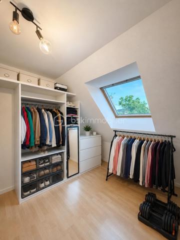 🏡 Maison familiale 8 pièces à Fontenay-lès-Briis  
✨ Secteur recherché – calme, verdure et commodités à pied

À découvrir sur la commune prisée de Fontenay-lès-Briis, cette belle maison familiale de 142 m² habitables vous séduira par ses volumes, sa luminosité et son environnement privilégié. Implantée sur un terrain de 750 m², elle bénéficie d’un cadre sans vis-à-vis, idéal pour une vie de famille paisible, en toute intimité. 🌳

Cette maison, construite sur un étage avec plancher béton, permet une vie de plain-pied très appréciable.  
Au rez-de-chaussée, vous trouverez :  
• une entrée desservant les espaces de vie,
• un double séjour lumineux avec lumière traversante et deux portes-fenêtres ouvrant sur l’extérieur ☀️,
• une chambre,
• une salle d’eau avec fenêtre,
• un WC séparé,
• une cuisine fermée entièrement équipée,
• ainsi qu’une arrière-cuisine / cellier et une buanderie très pratiques au quotidien.

À l’étage, un beau palier dessert :  
• 3 chambres, dont une suite parentale avec salle d’eau et WC privatifs 🛏️,
• un bureau,
• un dressing,
• et une salle de bain.

Côté confort, la maison est équipée d’une chaudière gaz Viessmann, avec entretien à jour 🔧.  
Un conduit pour cheminée ou poêle est également en attente, selon vos envies de confort supplémentaire. 🔥

À l’extérieur, vous profiterez d’un bel espace de vie avec :  
• une piscine hors-sol 🏊,
• deux abris de jardin,
• trois terrasses pour vos moments de détente,
• une belle allée pavée permettant de stationner plusieurs véhicules,
• ainsi qu’un garage.

📍 Un emplacement idéal pour la vie de famille :  
• École maternelle et élémentaire à 300 m 🎒
• Arrêt de bus pour collège et lycée à 100 m 🚌
• Commerces à 400 m 🛍️
• Crèche à 800 m 👶

Le secteur est particulièrement apprécié pour son cadre verdoyant, sa proximité avec les parcs et la forêt, parfaits pour de superbes balades en famille ou entre amis 🌲🚶‍♂️🚶‍♀️

Côté accessibilité, vous rejoignez facilement les grands axes :  
• A10, N118 et zone d’activité de Courtabœuf à environ 10 km
• N20 à 7 km
• Gare autoroutière de Briis-sous-Forges à 3,5 km, avec accès direct à Massy-Palaiseau 🚆

💫 Une maison spacieuse, fonctionnelle et idéalement située, à découvrir sans tarder !