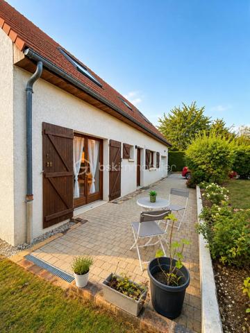 🏡 Maison familiale 8 pièces à Fontenay-lès-Briis  
✨ Secteur recherché – calme, verdure et commodités à pied

À découvrir sur la commune prisée de Fontenay-lès-Briis, cette belle maison familiale de 142 m² habitables vous séduira par ses volumes, sa luminosité et son environnement privilégié. Implantée sur un terrain de 750 m², elle bénéficie d’un cadre sans vis-à-vis, idéal pour une vie de famille paisible, en toute intimité. 🌳

Cette maison, construite sur un étage avec plancher béton, permet une vie de plain-pied très appréciable.  
Au rez-de-chaussée, vous trouverez :  
• une entrée desservant les espaces de vie,
• un double séjour lumineux avec lumière traversante et deux portes-fenêtres ouvrant sur l’extérieur ☀️,
• une chambre,
• une salle d’eau avec fenêtre,
• un WC séparé,
• une cuisine fermée entièrement équipée,
• ainsi qu’une arrière-cuisine / cellier et une buanderie très pratiques au quotidien.

À l’étage, un beau palier dessert :  
• 3 chambres, dont une suite parentale avec salle d’eau et WC privatifs 🛏️,
• un bureau,
• un dressing,
• et une salle de bain.

Côté confort, la maison est équipée d’une chaudière gaz Viessmann, avec entretien à jour 🔧.  
Un conduit pour cheminée ou poêle est également en attente, selon vos envies de confort supplémentaire. 🔥

À l’extérieur, vous profiterez d’un bel espace de vie avec :  
• une piscine hors-sol 🏊,
• deux abris de jardin,
• trois terrasses pour vos moments de détente,
• une belle allée pavée permettant de stationner plusieurs véhicules,
• ainsi qu’un garage.

📍 Un emplacement idéal pour la vie de famille :  
• École maternelle et élémentaire à 300 m 🎒
• Arrêt de bus pour collège et lycée à 100 m 🚌
• Commerces à 400 m 🛍️
• Crèche à 800 m 👶

Le secteur est particulièrement apprécié pour son cadre verdoyant, sa proximité avec les parcs et la forêt, parfaits pour de superbes balades en famille ou entre amis 🌲🚶‍♂️🚶‍♀️

Côté accessibilité, vous rejoignez facilement les grands axes :  
• A10, N118 et zone d’activité de Courtabœuf à environ 10 km
• N20 à 7 km
• Gare autoroutière de Briis-sous-Forges à 3,5 km, avec accès direct à Massy-Palaiseau 🚆

💫 Une maison spacieuse, fonctionnelle et idéalement située, à découvrir sans tarder !