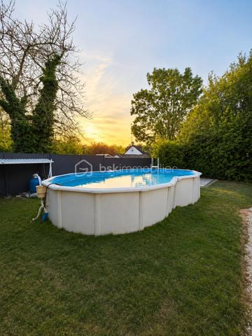 🏡 Maison familiale 8 pièces à Fontenay-lès-Briis  
✨ Secteur recherché – calme, verdure et commodités à pied

À découvrir sur la commune prisée de Fontenay-lès-Briis, cette belle maison familiale de 142 m² habitables vous séduira par ses volumes, sa luminosité et son environnement privilégié. Implantée sur un terrain de 750 m², elle bénéficie d’un cadre sans vis-à-vis, idéal pour une vie de famille paisible, en toute intimité. 🌳

Cette maison, construite sur un étage avec plancher béton, permet une vie de plain-pied très appréciable.  
Au rez-de-chaussée, vous trouverez :  
• une entrée desservant les espaces de vie,
• un double séjour lumineux avec lumière traversante et deux portes-fenêtres ouvrant sur l’extérieur ☀️,
• une chambre,
• une salle d’eau avec fenêtre,
• un WC séparé,
• une cuisine fermée entièrement équipée,
• ainsi qu’une arrière-cuisine / cellier et une buanderie très pratiques au quotidien.

À l’étage, un beau palier dessert :  
• 3 chambres, dont une suite parentale avec salle d’eau et WC privatifs 🛏️,
• un bureau,
• un dressing,
• et une salle de bain.

Côté confort, la maison est équipée d’une chaudière gaz Viessmann, avec entretien à jour 🔧.  
Un conduit pour cheminée ou poêle est également en attente, selon vos envies de confort supplémentaire. 🔥

À l’extérieur, vous profiterez d’un bel espace de vie avec :  
• une piscine hors-sol 🏊,
• deux abris de jardin,
• trois terrasses pour vos moments de détente,
• une belle allée pavée permettant de stationner plusieurs véhicules,
• ainsi qu’un garage.

📍 Un emplacement idéal pour la vie de famille :  
• École maternelle et élémentaire à 300 m 🎒
• Arrêt de bus pour collège et lycée à 100 m 🚌
• Commerces à 400 m 🛍️
• Crèche à 800 m 👶

Le secteur est particulièrement apprécié pour son cadre verdoyant, sa proximité avec les parcs et la forêt, parfaits pour de superbes balades en famille ou entre amis 🌲🚶‍♂️🚶‍♀️

Côté accessibilité, vous rejoignez facilement les grands axes :  
• A10, N118 et zone d’activité de Courtabœuf à environ 10 km
• N20 à 7 km
• Gare autoroutière de Briis-sous-Forges à 3,5 km, avec accès direct à Massy-Palaiseau 🚆

💫 Une maison spacieuse, fonctionnelle et idéalement située, à découvrir sans tarder !