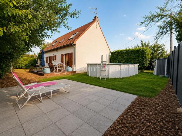 🏡 Maison familiale 8 pièces à Fontenay-lès-Briis  
✨ Secteur recherché – calme, verdure et commodités à pied

À découvrir sur la commune prisée de Fontenay-lès-Briis, cette belle maison familiale de 142 m² habitables vous séduira par ses volumes, sa luminosité et son environnement privilégié. Implantée sur un terrain de 750 m², elle bénéficie d’un cadre sans vis-à-vis, idéal pour une vie de famille paisible, en toute intimité. 🌳

Cette maison, construite sur un étage avec plancher béton, permet une vie de plain-pied très appréciable.  
Au rez-de-chaussée, vous trouverez :  
• une entrée desservant les espaces de vie,
• un double séjour lumineux avec lumière traversante et deux portes-fenêtres ouvrant sur l’extérieur ☀️,
• une chambre,
• une salle d’eau avec fenêtre,
• un WC séparé,
• une cuisine fermée entièrement équipée,
• ainsi qu’une arrière-cuisine / cellier et une buanderie très pratiques au quotidien.

À l’étage, un beau palier dessert :  
• 3 chambres, dont une suite parentale avec salle d’eau et WC privatifs 🛏️,
• un bureau,
• un dressing,
• et une salle de bain.

Côté confort, la maison est équipée d’une chaudière gaz Viessmann, avec entretien à jour 🔧.  
Un conduit pour cheminée ou poêle est également en attente, selon vos envies de confort supplémentaire. 🔥

À l’extérieur, vous profiterez d’un bel espace de vie avec :  
• une piscine hors-sol 🏊,
• deux abris de jardin,
• trois terrasses pour vos moments de détente,
• une belle allée pavée permettant de stationner plusieurs véhicules,
• ainsi qu’un garage.

📍 Un emplacement idéal pour la vie de famille :  
• École maternelle et élémentaire à 300 m 🎒
• Arrêt de bus pour collège et lycée à 100 m 🚌
• Commerces à 400 m 🛍️
• Crèche à 800 m 👶

Le secteur est particulièrement apprécié pour son cadre verdoyant, sa proximité avec les parcs et la forêt, parfaits pour de superbes balades en famille ou entre amis 🌲🚶‍♂️🚶‍♀️

Côté accessibilité, vous rejoignez facilement les grands axes :  
• A10, N118 et zone d’activité de Courtabœuf à environ 10 km
• N20 à 7 km
• Gare autoroutière de Briis-sous-Forges à 3,5 km, avec accès direct à Massy-Palaiseau 🚆

💫 Une maison spacieuse, fonctionnelle et idéalement située, à découvrir sans tarder !