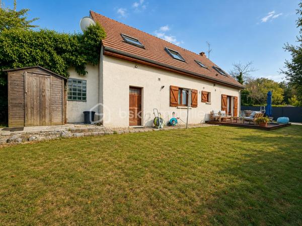 🏡 Maison familiale 8 pièces à Fontenay-lès-Briis  
✨ Secteur recherché – calme, verdure et commodités à pied

À découvrir sur la commune prisée de Fontenay-lès-Briis, cette belle maison familiale de 142 m² habitables vous séduira par ses volumes, sa luminosité et son environnement privilégié. Implantée sur un terrain de 750 m², elle bénéficie d’un cadre sans vis-à-vis, idéal pour une vie de famille paisible, en toute intimité. 🌳

Cette maison, construite sur un étage avec plancher béton, permet une vie de plain-pied très appréciable.  
Au rez-de-chaussée, vous trouverez :  
• une entrée desservant les espaces de vie,
• un double séjour lumineux avec lumière traversante et deux portes-fenêtres ouvrant sur l’extérieur ☀️,
• une chambre,
• une salle d’eau avec fenêtre,
• un WC séparé,
• une cuisine fermée entièrement équipée,
• ainsi qu’une arrière-cuisine / cellier et une buanderie très pratiques au quotidien.

À l’étage, un beau palier dessert :  
• 3 chambres, dont une suite parentale avec salle d’eau et WC privatifs 🛏️,
• un bureau,
• un dressing,
• et une salle de bain.

Côté confort, la maison est équipée d’une chaudière gaz Viessmann, avec entretien à jour 🔧.  
Un conduit pour cheminée ou poêle est également en attente, selon vos envies de confort supplémentaire. 🔥

À l’extérieur, vous profiterez d’un bel espace de vie avec :  
• une piscine hors-sol 🏊,
• deux abris de jardin,
• trois terrasses pour vos moments de détente,
• une belle allée pavée permettant de stationner plusieurs véhicules,
• ainsi qu’un garage.

📍 Un emplacement idéal pour la vie de famille :  
• École maternelle et élémentaire à 300 m 🎒
• Arrêt de bus pour collège et lycée à 100 m 🚌
• Commerces à 400 m 🛍️
• Crèche à 800 m 👶

Le secteur est particulièrement apprécié pour son cadre verdoyant, sa proximité avec les parcs et la forêt, parfaits pour de superbes balades en famille ou entre amis 🌲🚶‍♂️🚶‍♀️

Côté accessibilité, vous rejoignez facilement les grands axes :  
• A10, N118 et zone d’activité de Courtabœuf à environ 10 km
• N20 à 7 km
• Gare autoroutière de Briis-sous-Forges à 3,5 km, avec accès direct à Massy-Palaiseau 🚆

💫 Une maison spacieuse, fonctionnelle et idéalement située, à découvrir sans tarder !