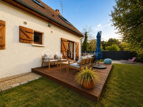 🏡 Maison familiale 8 pièces à Fontenay-lès-Briis  
✨ Secteur recherché – calme, verdure et commodités à pied

À découvrir sur la commune prisée de Fontenay-lès-Briis, cette belle maison familiale de 142 m² habitables vous séduira par ses volumes, sa luminosité et son environnement privilégié. Implantée sur un terrain de 750 m², elle bénéficie d’un cadre sans vis-à-vis, idéal pour une vie de famille paisible, en toute intimité. 🌳

Cette maison, construite sur un étage avec plancher béton, permet une vie de plain-pied très appréciable.  
Au rez-de-chaussée, vous trouverez :  
• une entrée desservant les espaces de vie,
• un double séjour lumineux avec lumière traversante et deux portes-fenêtres ouvrant sur l’extérieur ☀️,
• une chambre,
• une salle d’eau avec fenêtre,
• un WC séparé,
• une cuisine fermée entièrement équipée,
• ainsi qu’une arrière-cuisine / cellier et une buanderie très pratiques au quotidien.

À l’étage, un beau palier dessert :  
• 3 chambres, dont une suite parentale avec salle d’eau et WC privatifs 🛏️,
• un bureau,
• un dressing,
• et une salle de bain.

Côté confort, la maison est équipée d’une chaudière gaz Viessmann, avec entretien à jour 🔧.  
Un conduit pour cheminée ou poêle est également en attente, selon vos envies de confort supplémentaire. 🔥

À l’extérieur, vous profiterez d’un bel espace de vie avec :  
• une piscine hors-sol 🏊,
• deux abris de jardin,
• trois terrasses pour vos moments de détente,
• une belle allée pavée permettant de stationner plusieurs véhicules,
• ainsi qu’un garage.

📍 Un emplacement idéal pour la vie de famille :  
• École maternelle et élémentaire à 300 m 🎒
• Arrêt de bus pour collège et lycée à 100 m 🚌
• Commerces à 400 m 🛍️
• Crèche à 800 m 👶

Le secteur est particulièrement apprécié pour son cadre verdoyant, sa proximité avec les parcs et la forêt, parfaits pour de superbes balades en famille ou entre amis 🌲🚶‍♂️🚶‍♀️

Côté accessibilité, vous rejoignez facilement les grands axes :  
• A10, N118 et zone d’activité de Courtabœuf à environ 10 km
• N20 à 7 km
• Gare autoroutière de Briis-sous-Forges à 3,5 km, avec accès direct à Massy-Palaiseau 🚆

💫 Une maison spacieuse, fonctionnelle et idéalement située, à découvrir sans tarder !