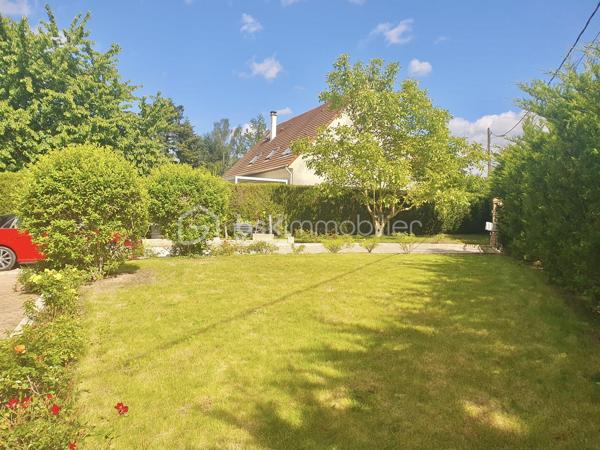 🏡 Maison familiale 8 pièces à Fontenay-lès-Briis  
✨ Secteur recherché – calme, verdure et commodités à pied

À découvrir sur la commune prisée de Fontenay-lès-Briis, cette belle maison familiale de 142 m² habitables vous séduira par ses volumes, sa luminosité et son environnement privilégié. Implantée sur un terrain de 750 m², elle bénéficie d’un cadre sans vis-à-vis, idéal pour une vie de famille paisible, en toute intimité. 🌳

Cette maison, construite sur un étage avec plancher béton, permet une vie de plain-pied très appréciable.  
Au rez-de-chaussée, vous trouverez :  
• une entrée desservant les espaces de vie,
• un double séjour lumineux avec lumière traversante et deux portes-fenêtres ouvrant sur l’extérieur ☀️,
• une chambre,
• une salle d’eau avec fenêtre,
• un WC séparé,
• une cuisine fermée entièrement équipée,
• ainsi qu’une arrière-cuisine / cellier et une buanderie très pratiques au quotidien.

À l’étage, un beau palier dessert :  
• 3 chambres, dont une suite parentale avec salle d’eau et WC privatifs 🛏️,
• un bureau,
• un dressing,
• et une salle de bain.

Côté confort, la maison est équipée d’une chaudière gaz Viessmann, avec entretien à jour 🔧.  
Un conduit pour cheminée ou poêle est également en attente, selon vos envies de confort supplémentaire. 🔥

À l’extérieur, vous profiterez d’un bel espace de vie avec :  
• une piscine hors-sol 🏊,
• deux abris de jardin,
• trois terrasses pour vos moments de détente,
• une belle allée pavée permettant de stationner plusieurs véhicules,
• ainsi qu’un garage.

📍 Un emplacement idéal pour la vie de famille :  
• École maternelle et élémentaire à 300 m 🎒
• Arrêt de bus pour collège et lycée à 100 m 🚌
• Commerces à 400 m 🛍️
• Crèche à 800 m 👶

Le secteur est particulièrement apprécié pour son cadre verdoyant, sa proximité avec les parcs et la forêt, parfaits pour de superbes balades en famille ou entre amis 🌲🚶‍♂️🚶‍♀️

Côté accessibilité, vous rejoignez facilement les grands axes :  
• A10, N118 et zone d’activité de Courtabœuf à environ 10 km
• N20 à 7 km
• Gare autoroutière de Briis-sous-Forges à 3,5 km, avec accès direct à Massy-Palaiseau 🚆

💫 Une maison spacieuse, fonctionnelle et idéalement située, à découvrir sans tarder !