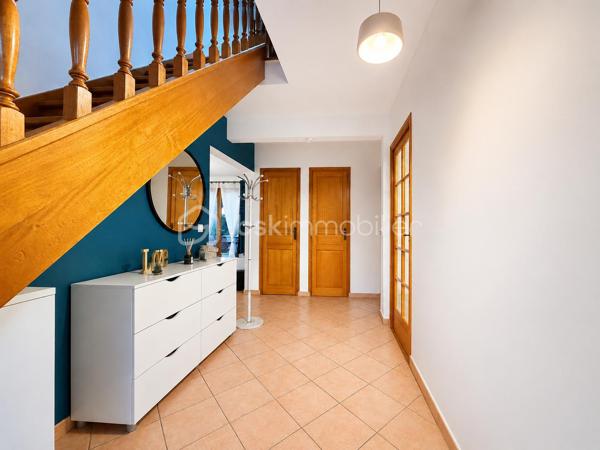 🏡 Maison familiale 8 pièces à Fontenay-lès-Briis  
✨ Secteur recherché – calme, verdure et commodités à pied

À découvrir sur la commune prisée de Fontenay-lès-Briis, cette belle maison familiale de 142 m² habitables vous séduira par ses volumes, sa luminosité et son environnement privilégié. Implantée sur un terrain de 750 m², elle bénéficie d’un cadre sans vis-à-vis, idéal pour une vie de famille paisible, en toute intimité. 🌳

Cette maison, construite sur un étage avec plancher béton, permet une vie de plain-pied très appréciable.  
Au rez-de-chaussée, vous trouverez :  
• une entrée desservant les espaces de vie,
• un double séjour lumineux avec lumière traversante et deux portes-fenêtres ouvrant sur l’extérieur ☀️,
• une chambre,
• une salle d’eau avec fenêtre,
• un WC séparé,
• une cuisine fermée entièrement équipée,
• ainsi qu’une arrière-cuisine / cellier et une buanderie très pratiques au quotidien.

À l’étage, un beau palier dessert :  
• 3 chambres, dont une suite parentale avec salle d’eau et WC privatifs 🛏️,
• un bureau,
• un dressing,
• et une salle de bain.

Côté confort, la maison est équipée d’une chaudière gaz Viessmann, avec entretien à jour 🔧.  
Un conduit pour cheminée ou poêle est également en attente, selon vos envies de confort supplémentaire. 🔥

À l’extérieur, vous profiterez d’un bel espace de vie avec :  
• une piscine hors-sol 🏊,
• deux abris de jardin,
• trois terrasses pour vos moments de détente,
• une belle allée pavée permettant de stationner plusieurs véhicules,
• ainsi qu’un garage.

📍 Un emplacement idéal pour la vie de famille :  
• École maternelle et élémentaire à 300 m 🎒
• Arrêt de bus pour collège et lycée à 100 m 🚌
• Commerces à 400 m 🛍️
• Crèche à 800 m 👶

Le secteur est particulièrement apprécié pour son cadre verdoyant, sa proximité avec les parcs et la forêt, parfaits pour de superbes balades en famille ou entre amis 🌲🚶‍♂️🚶‍♀️

Côté accessibilité, vous rejoignez facilement les grands axes :  
• A10, N118 et zone d’activité de Courtabœuf à environ 10 km
• N20 à 7 km
• Gare autoroutière de Briis-sous-Forges à 3,5 km, avec accès direct à Massy-Palaiseau 🚆

💫 Une maison spacieuse, fonctionnelle et idéalement située, à découvrir sans tarder !