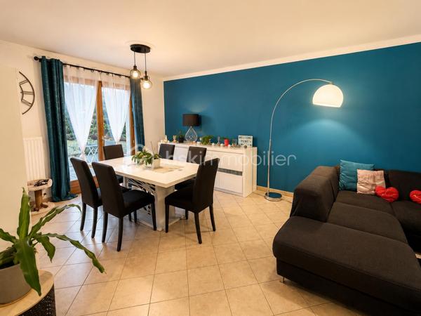 🏡 Maison familiale 8 pièces à Fontenay-lès-Briis  
✨ Secteur recherché – calme, verdure et commodités à pied

À découvrir sur la commune prisée de Fontenay-lès-Briis, cette belle maison familiale de 142 m² habitables vous séduira par ses volumes, sa luminosité et son environnement privilégié. Implantée sur un terrain de 750 m², elle bénéficie d’un cadre sans vis-à-vis, idéal pour une vie de famille paisible, en toute intimité. 🌳

Cette maison, construite sur un étage avec plancher béton, permet une vie de plain-pied très appréciable.  
Au rez-de-chaussée, vous trouverez :  
• une entrée desservant les espaces de vie,
• un double séjour lumineux avec lumière traversante et deux portes-fenêtres ouvrant sur l’extérieur ☀️,
• une chambre,
• une salle d’eau avec fenêtre,
• un WC séparé,
• une cuisine fermée entièrement équipée,
• ainsi qu’une arrière-cuisine / cellier et une buanderie très pratiques au quotidien.

À l’étage, un beau palier dessert :  
• 3 chambres, dont une suite parentale avec salle d’eau et WC privatifs 🛏️,
• un bureau,
• un dressing,
• et une salle de bain.

Côté confort, la maison est équipée d’une chaudière gaz Viessmann, avec entretien à jour 🔧.  
Un conduit pour cheminée ou poêle est également en attente, selon vos envies de confort supplémentaire. 🔥

À l’extérieur, vous profiterez d’un bel espace de vie avec :  
• une piscine hors-sol 🏊,
• deux abris de jardin,
• trois terrasses pour vos moments de détente,
• une belle allée pavée permettant de stationner plusieurs véhicules,
• ainsi qu’un garage.

📍 Un emplacement idéal pour la vie de famille :  
• École maternelle et élémentaire à 300 m 🎒
• Arrêt de bus pour collège et lycée à 100 m 🚌
• Commerces à 400 m 🛍️
• Crèche à 800 m 👶

Le secteur est particulièrement apprécié pour son cadre verdoyant, sa proximité avec les parcs et la forêt, parfaits pour de superbes balades en famille ou entre amis 🌲🚶‍♂️🚶‍♀️

Côté accessibilité, vous rejoignez facilement les grands axes :  
• A10, N118 et zone d’activité de Courtabœuf à environ 10 km
• N20 à 7 km
• Gare autoroutière de Briis-sous-Forges à 3,5 km, avec accès direct à Massy-Palaiseau 🚆

💫 Une maison spacieuse, fonctionnelle et idéalement située, à découvrir sans tarder !