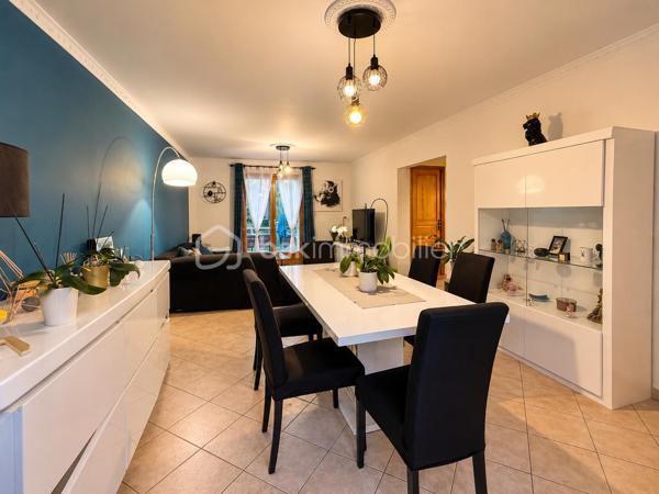 🏡 Maison familiale 8 pièces à Fontenay-lès-Briis  
✨ Secteur recherché – calme, verdure et commodités à pied

À découvrir sur la commune prisée de Fontenay-lès-Briis, cette belle maison familiale de 142 m² habitables vous séduira par ses volumes, sa luminosité et son environnement privilégié. Implantée sur un terrain de 750 m², elle bénéficie d’un cadre sans vis-à-vis, idéal pour une vie de famille paisible, en toute intimité. 🌳

Cette maison, construite sur un étage avec plancher béton, permet une vie de plain-pied très appréciable.  
Au rez-de-chaussée, vous trouverez :  
• une entrée desservant les espaces de vie,
• un double séjour lumineux avec lumière traversante et deux portes-fenêtres ouvrant sur l’extérieur ☀️,
• une chambre,
• une salle d’eau avec fenêtre,
• un WC séparé,
• une cuisine fermée entièrement équipée,
• ainsi qu’une arrière-cuisine / cellier et une buanderie très pratiques au quotidien.

À l’étage, un beau palier dessert :  
• 3 chambres, dont une suite parentale avec salle d’eau et WC privatifs 🛏️,
• un bureau,
• un dressing,
• et une salle de bain.

Côté confort, la maison est équipée d’une chaudière gaz Viessmann, avec entretien à jour 🔧.  
Un conduit pour cheminée ou poêle est également en attente, selon vos envies de confort supplémentaire. 🔥

À l’extérieur, vous profiterez d’un bel espace de vie avec :  
• une piscine hors-sol 🏊,
• deux abris de jardin,
• trois terrasses pour vos moments de détente,
• une belle allée pavée permettant de stationner plusieurs véhicules,
• ainsi qu’un garage.

📍 Un emplacement idéal pour la vie de famille :  
• École maternelle et élémentaire à 300 m 🎒
• Arrêt de bus pour collège et lycée à 100 m 🚌
• Commerces à 400 m 🛍️
• Crèche à 800 m 👶

Le secteur est particulièrement apprécié pour son cadre verdoyant, sa proximité avec les parcs et la forêt, parfaits pour de superbes balades en famille ou entre amis 🌲🚶‍♂️🚶‍♀️

Côté accessibilité, vous rejoignez facilement les grands axes :  
• A10, N118 et zone d’activité de Courtabœuf à environ 10 km
• N20 à 7 km
• Gare autoroutière de Briis-sous-Forges à 3,5 km, avec accès direct à Massy-Palaiseau 🚆

💫 Une maison spacieuse, fonctionnelle et idéalement située, à découvrir sans tarder !