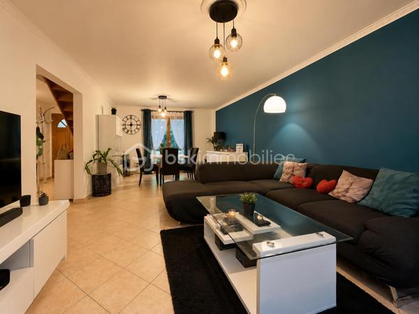 🏡 Maison familiale 8 pièces à Fontenay-lès-Briis  
✨ Secteur recherché – calme, verdure et commodités à pied

À découvrir sur la commune prisée de Fontenay-lès-Briis, cette belle maison familiale de 142 m² habitables vous séduira par ses volumes, sa luminosité et son environnement privilégié. Implantée sur un terrain de 750 m², elle bénéficie d’un cadre sans vis-à-vis, idéal pour une vie de famille paisible, en toute intimité. 🌳

Cette maison, construite sur un étage avec plancher béton, permet une vie de plain-pied très appréciable.  
Au rez-de-chaussée, vous trouverez :  
• une entrée desservant les espaces de vie,
• un double séjour lumineux avec lumière traversante et deux portes-fenêtres ouvrant sur l’extérieur ☀️,
• une chambre,
• une salle d’eau avec fenêtre,
• un WC séparé,
• une cuisine fermée entièrement équipée,
• ainsi qu’une arrière-cuisine / cellier et une buanderie très pratiques au quotidien.

À l’étage, un beau palier dessert :  
• 3 chambres, dont une suite parentale avec salle d’eau et WC privatifs 🛏️,
• un bureau,
• un dressing,
• et une salle de bain.

Côté confort, la maison est équipée d’une chaudière gaz Viessmann, avec entretien à jour 🔧.  
Un conduit pour cheminée ou poêle est également en attente, selon vos envies de confort supplémentaire. 🔥

À l’extérieur, vous profiterez d’un bel espace de vie avec :  
• une piscine hors-sol 🏊,
• deux abris de jardin,
• trois terrasses pour vos moments de détente,
• une belle allée pavée permettant de stationner plusieurs véhicules,
• ainsi qu’un garage.

📍 Un emplacement idéal pour la vie de famille :  
• École maternelle et élémentaire à 300 m 🎒
• Arrêt de bus pour collège et lycée à 100 m 🚌
• Commerces à 400 m 🛍️
• Crèche à 800 m 👶

Le secteur est particulièrement apprécié pour son cadre verdoyant, sa proximité avec les parcs et la forêt, parfaits pour de superbes balades en famille ou entre amis 🌲🚶‍♂️🚶‍♀️

Côté accessibilité, vous rejoignez facilement les grands axes :  
• A10, N118 et zone d’activité de Courtabœuf à environ 10 km
• N20 à 7 km
• Gare autoroutière de Briis-sous-Forges à 3,5 km, avec accès direct à Massy-Palaiseau 🚆

💫 Une maison spacieuse, fonctionnelle et idéalement située, à découvrir sans tarder !