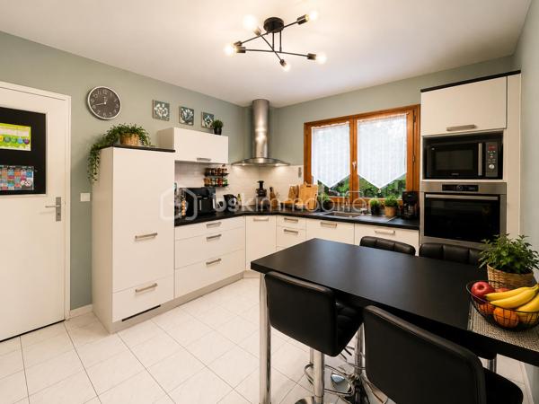 🏡 Maison familiale 8 pièces à Fontenay-lès-Briis  
✨ Secteur recherché – calme, verdure et commodités à pied

À découvrir sur la commune prisée de Fontenay-lès-Briis, cette belle maison familiale de 142 m² habitables vous séduira par ses volumes, sa luminosité et son environnement privilégié. Implantée sur un terrain de 750 m², elle bénéficie d’un cadre sans vis-à-vis, idéal pour une vie de famille paisible, en toute intimité. 🌳

Cette maison, construite sur un étage avec plancher béton, permet une vie de plain-pied très appréciable.  
Au rez-de-chaussée, vous trouverez :  
• une entrée desservant les espaces de vie,
• un double séjour lumineux avec lumière traversante et deux portes-fenêtres ouvrant sur l’extérieur ☀️,
• une chambre,
• une salle d’eau avec fenêtre,
• un WC séparé,
• une cuisine fermée entièrement équipée,
• ainsi qu’une arrière-cuisine / cellier et une buanderie très pratiques au quotidien.

À l’étage, un beau palier dessert :  
• 3 chambres, dont une suite parentale avec salle d’eau et WC privatifs 🛏️,
• un bureau,
• un dressing,
• et une salle de bain.

Côté confort, la maison est équipée d’une chaudière gaz Viessmann, avec entretien à jour 🔧.  
Un conduit pour cheminée ou poêle est également en attente, selon vos envies de confort supplémentaire. 🔥

À l’extérieur, vous profiterez d’un bel espace de vie avec :  
• une piscine hors-sol 🏊,
• deux abris de jardin,
• trois terrasses pour vos moments de détente,
• une belle allée pavée permettant de stationner plusieurs véhicules,
• ainsi qu’un garage.

📍 Un emplacement idéal pour la vie de famille :  
• École maternelle et élémentaire à 300 m 🎒
• Arrêt de bus pour collège et lycée à 100 m 🚌
• Commerces à 400 m 🛍️
• Crèche à 800 m 👶

Le secteur est particulièrement apprécié pour son cadre verdoyant, sa proximité avec les parcs et la forêt, parfaits pour de superbes balades en famille ou entre amis 🌲🚶‍♂️🚶‍♀️

Côté accessibilité, vous rejoignez facilement les grands axes :  
• A10, N118 et zone d’activité de Courtabœuf à environ 10 km
• N20 à 7 km
• Gare autoroutière de Briis-sous-Forges à 3,5 km, avec accès direct à Massy-Palaiseau 🚆

💫 Une maison spacieuse, fonctionnelle et idéalement située, à découvrir sans tarder !