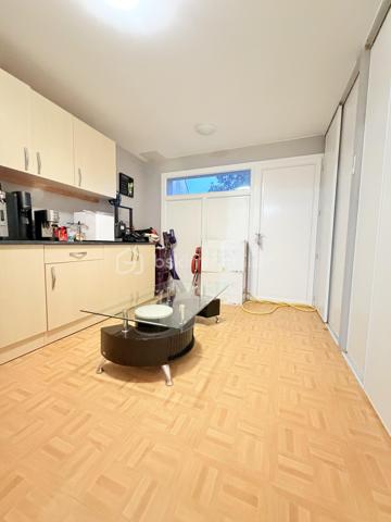 🏡 Maison familiale 8 pièces à Fontenay-lès-Briis  
✨ Secteur recherché – calme, verdure et commodités à pied

À découvrir sur la commune prisée de Fontenay-lès-Briis, cette belle maison familiale de 142 m² habitables vous séduira par ses volumes, sa luminosité et son environnement privilégié. Implantée sur un terrain de 750 m², elle bénéficie d’un cadre sans vis-à-vis, idéal pour une vie de famille paisible, en toute intimité. 🌳

Cette maison, construite sur un étage avec plancher béton, permet une vie de plain-pied très appréciable.  
Au rez-de-chaussée, vous trouverez :  
• une entrée desservant les espaces de vie,
• un double séjour lumineux avec lumière traversante et deux portes-fenêtres ouvrant sur l’extérieur ☀️,
• une chambre,
• une salle d’eau avec fenêtre,
• un WC séparé,
• une cuisine fermée entièrement équipée,
• ainsi qu’une arrière-cuisine / cellier et une buanderie très pratiques au quotidien.

À l’étage, un beau palier dessert :  
• 3 chambres, dont une suite parentale avec salle d’eau et WC privatifs 🛏️,
• un bureau,
• un dressing,
• et une salle de bain.

Côté confort, la maison est équipée d’une chaudière gaz Viessmann, avec entretien à jour 🔧.  
Un conduit pour cheminée ou poêle est également en attente, selon vos envies de confort supplémentaire. 🔥

À l’extérieur, vous profiterez d’un bel espace de vie avec :  
• une piscine hors-sol 🏊,
• deux abris de jardin,
• trois terrasses pour vos moments de détente,
• une belle allée pavée permettant de stationner plusieurs véhicules,
• ainsi qu’un garage.

📍 Un emplacement idéal pour la vie de famille :  
• École maternelle et élémentaire à 300 m 🎒
• Arrêt de bus pour collège et lycée à 100 m 🚌
• Commerces à 400 m 🛍️
• Crèche à 800 m 👶

Le secteur est particulièrement apprécié pour son cadre verdoyant, sa proximité avec les parcs et la forêt, parfaits pour de superbes balades en famille ou entre amis 🌲🚶‍♂️🚶‍♀️

Côté accessibilité, vous rejoignez facilement les grands axes :  
• A10, N118 et zone d’activité de Courtabœuf à environ 10 km
• N20 à 7 km
• Gare autoroutière de Briis-sous-Forges à 3,5 km, avec accès direct à Massy-Palaiseau 🚆

💫 Une maison spacieuse, fonctionnelle et idéalement située, à découvrir sans tarder !
