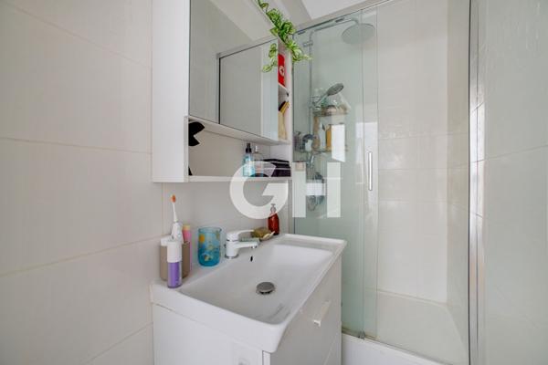 2/3 pièces 48 m2, rue calme, charme de l'ancien -11e Est