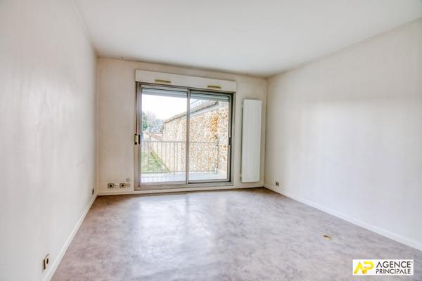 Versailles Rive-Droite Studio 26 m² situé au 1er étage avec ascenseur et balcon €239 000 ** - Référence 27581