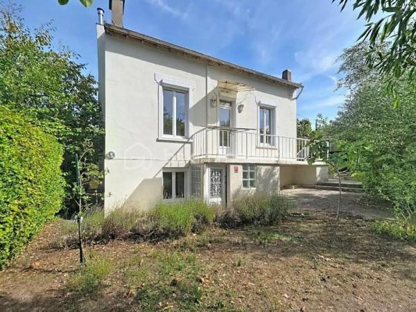 Idéalement située sur le Bas Mont Valérien, à 20min à pied de la gare RER A Nanterre Ville, à 8 min du futur métro ligne 15, 20min en bus ou vélo de La Défense et moins de 15 min du centre ville de Nanterre. Commerces et écoles (parcours scolaire complet) à moins de 10min à pieds. 
Cette maison des années 30 est pleine de charme, atypique, elle vous séduira par son jardin intimiste exposé Sud. Composée de 6 pièces principale, Elle comprend un séjour avec poele à bois et avec sa cuisine ouverte aménagée équipée, 5 chambres dont une avec sa mezzanine, un bureau, des rangements, une salle de douche avec toilette et une salle de bains avec toilette, buanderie/chaufferie.