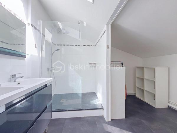 Idéalement située sur le Bas Mont Valérien, à 20min à pied de la gare RER A Nanterre Ville, à 8 min du futur métro ligne 15, 20min en bus ou vélo de La Défense et moins de 15 min du centre ville de Nanterre. Commerces et écoles (parcours scolaire complet) à moins de 10min à pieds. 
Cette maison des années 30 est pleine de charme, atypique, elle vous séduira par son jardin intimiste exposé Sud. Composée de 6 pièces principale, Elle comprend un séjour avec poele à bois et avec sa cuisine ouverte aménagée équipée, 5 chambres dont une avec sa mezzanine, un bureau, des rangements, une salle de douche avec toilette et une salle de bains avec toilette, buanderie/chaufferie.
