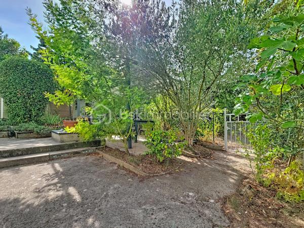 Idéalement située sur le Bas Mont Valérien, à 20min à pied de la gare RER A Nanterre Ville, à 8 min du futur métro ligne 15, 20min en bus ou vélo de La Défense et moins de 15 min du centre ville de Nanterre. Commerces et écoles (parcours scolaire complet) à moins de 10min à pieds. 
Cette maison des années 30 est pleine de charme, atypique, elle vous séduira par son jardin intimiste exposé Sud. Composée de 6 pièces principale, Elle comprend un séjour avec poele à bois et avec sa cuisine ouverte aménagée équipée, 5 chambres dont une avec sa mezzanine, un bureau, des rangements, une salle de douche avec toilette et une salle de bains avec toilette, buanderie/chaufferie.