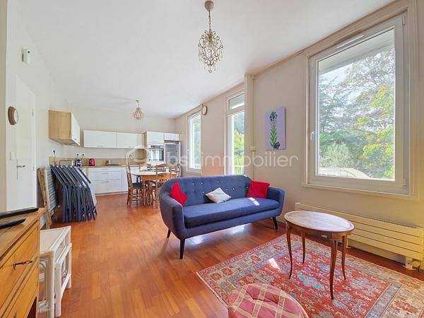 Idéalement située sur le Bas Mont Valérien, à 20min à pied de la gare RER A Nanterre Ville, à 8 min du futur métro ligne 15, 20min en bus ou vélo de La Défense et moins de 15 min du centre ville de Nanterre. Commerces et écoles (parcours scolaire complet) à moins de 10min à pieds. 
Cette maison des années 30 est pleine de charme, atypique, elle vous séduira par son jardin intimiste exposé Sud. Composée de 6 pièces principale, Elle comprend un séjour avec poele à bois et avec sa cuisine ouverte aménagée équipée, 5 chambres dont une avec sa mezzanine, un bureau, des rangements, une salle de douche avec toilette et une salle de bains avec toilette, buanderie/chaufferie.