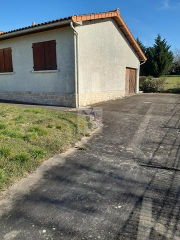 Location maison La Rochefoucauld (16110), 103.00m² avec 4 pièce(s) dont 3 chambre(s). Agence Allard Brimeaud