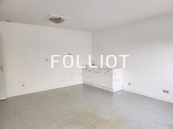 A LOUER - VIRE NORMANDIE - LOCAL COMMERCIAL AVEC BEL EMPLACEMENT