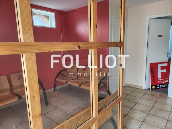 A LOUER - VIRE NORMANDIE - LOCAL COMMERCIAL AVEC BEL EMPLACEMENT