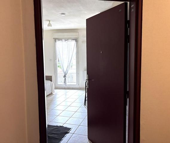 Saint Etienne Sud studio de 18.5m² habitables pièce à vivre avec kitchenette, salle d'eau/WC. Balcon Ouest de 7m²
