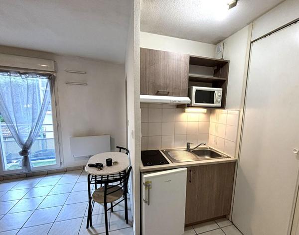 Saint Etienne Sud studio de 18.5m² habitables pièce à vivre avec kitchenette, salle d'eau/WC. Balcon Ouest de 7m²