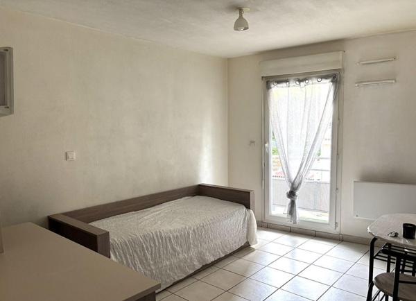 Saint Etienne Sud studio de 18.5m² habitables pièce à vivre avec kitchenette, salle d'eau/WC. Balcon Ouest de 7m²
