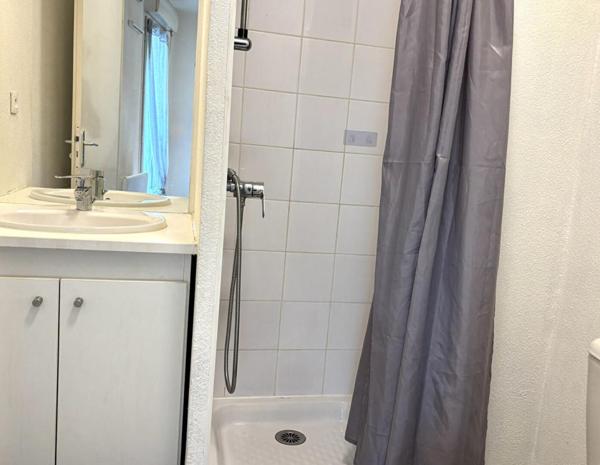 Saint Etienne Sud studio de 18.5m² habitables pièce à vivre avec kitchenette, salle d'eau/WC. Balcon Ouest de 7m²