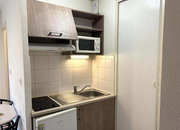 Saint Etienne Sud studio de 18.5m² habitables pièce à vivre avec kitchenette, salle d'eau/WC. Balcon Ouest de 7m²
