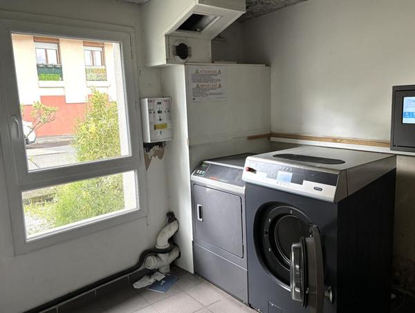 Saint Etienne Sud studio de 18.5m² habitables pièce à vivre avec kitchenette, salle d'eau/WC. Balcon Ouest de 7m²