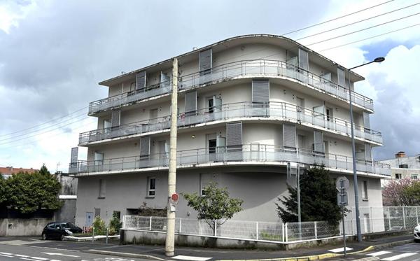 Saint Etienne Sud studio de 18.5m² habitables pièce à vivre avec kitchenette, salle d'eau/WC. Balcon Ouest de 7m²