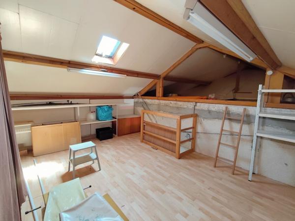 Maison sur sous-sol semi-enterré