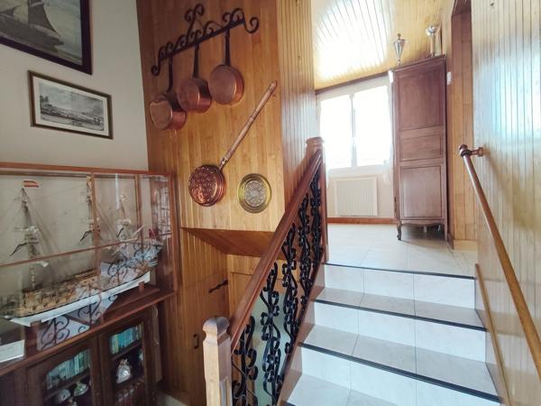 Maison sur sous-sol semi-enterré