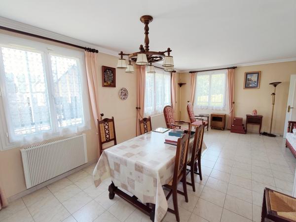 Maison sur sous-sol semi-enterré