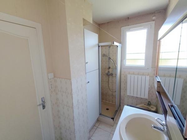Maison sur sous-sol semi-enterré