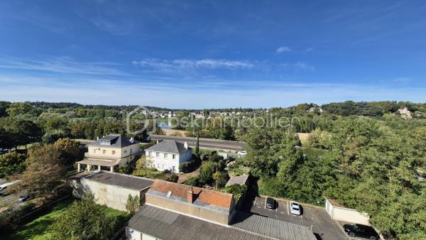 ***Richard BERNARDEAU by BSK Immobilier*** 
Découvrez cet appartement T2 de 44 m², situé à La Riche, rue Simon-Vauquier, au 7e étage d’une résidence de 8 étages.
Il comprend une entrée avec placard, une chambre, une salle d’eau, des WC indépendants ainsi qu’une cuisine aménagée et équipée ouverte sur un salon lumineux. Le séjour donne accès à un balcon bénéficiant d’une belle vue sur la Loire.
La résidence profite d’un emplacement pratique, à proximité des commerces, des services et des transports en commun. Le secteur est notamment desservi par l’arrêt La Riche Centre, avec les lignes 3a, 3b et 15a du réseau Fil Bleu, permettant de rejoindre facilement Tours et son agglomération.
La desserte du secteur sera également renforcée par la future ligne 2 du tramway, qui doit relier La Riche à Chambray-lès-Tours en passant par Tours et Joué-lès-Tours. Sa mise en service est actuellement prévue en 2028.
Quelques travaux de remise au goût du jour sont à prévoir, principalement au niveau des peintures et du parquet, permettant de personnaliser facilement l’appartement.
Une cave et une place de parking privative complètent le bien.
Les charges de copropriété comprennent l’eau, l’eau chaude, le chauffage ainsi que l’entretien des parties communes.
La présentation d’une pièce d’identité en cours de validité sera demandée lors de la visite, conformément à l’article L.561-5 du Code monétaire et financier.