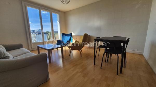 ***Richard BERNARDEAU by BSK Immobilier*** 
Découvrez cet appartement T2 de 44 m², situé à La Riche, rue Simon-Vauquier, au 7e étage d’une résidence de 8 étages.
Il comprend une entrée avec placard, une chambre, une salle d’eau, des WC indépendants ainsi qu’une cuisine aménagée et équipée ouverte sur un salon lumineux. Le séjour donne accès à un balcon bénéficiant d’une belle vue sur la Loire.
La résidence profite d’un emplacement pratique, à proximité des commerces, des services et des transports en commun. Le secteur est notamment desservi par l’arrêt La Riche Centre, avec les lignes 3a, 3b et 15a du réseau Fil Bleu, permettant de rejoindre facilement Tours et son agglomération.
La desserte du secteur sera également renforcée par la future ligne 2 du tramway, qui doit relier La Riche à Chambray-lès-Tours en passant par Tours et Joué-lès-Tours. Sa mise en service est actuellement prévue en 2028.
Quelques travaux de remise au goût du jour sont à prévoir, principalement au niveau des peintures et du parquet, permettant de personnaliser facilement l’appartement.
Une cave et une place de parking privative complètent le bien.
Les charges de copropriété comprennent l’eau, l’eau chaude, le chauffage ainsi que l’entretien des parties communes.
La présentation d’une pièce d’identité en cours de validité sera demandée lors de la visite, conformément à l’article L.561-5 du Code monétaire et financier.
