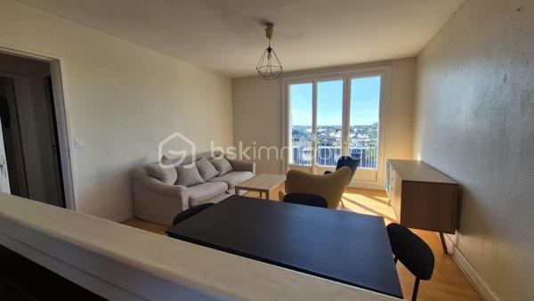 ***Richard BERNARDEAU by BSK Immobilier*** 
Découvrez cet appartement T2 de 44 m², situé à La Riche, rue Simon-Vauquier, au 7e étage d’une résidence de 8 étages.
Il comprend une entrée avec placard, une chambre, une salle d’eau, des WC indépendants ainsi qu’une cuisine aménagée et équipée ouverte sur un salon lumineux. Le séjour donne accès à un balcon bénéficiant d’une belle vue sur la Loire.
La résidence profite d’un emplacement pratique, à proximité des commerces, des services et des transports en commun. Le secteur est notamment desservi par l’arrêt La Riche Centre, avec les lignes 3a, 3b et 15a du réseau Fil Bleu, permettant de rejoindre facilement Tours et son agglomération.
La desserte du secteur sera également renforcée par la future ligne 2 du tramway, qui doit relier La Riche à Chambray-lès-Tours en passant par Tours et Joué-lès-Tours. Sa mise en service est actuellement prévue en 2028.
Quelques travaux de remise au goût du jour sont à prévoir, principalement au niveau des peintures et du parquet, permettant de personnaliser facilement l’appartement.
Une cave et une place de parking privative complètent le bien.
Les charges de copropriété comprennent l’eau, l’eau chaude, le chauffage ainsi que l’entretien des parties communes.
La présentation d’une pièce d’identité en cours de validité sera demandée lors de la visite, conformément à l’article L.561-5 du Code monétaire et financier.