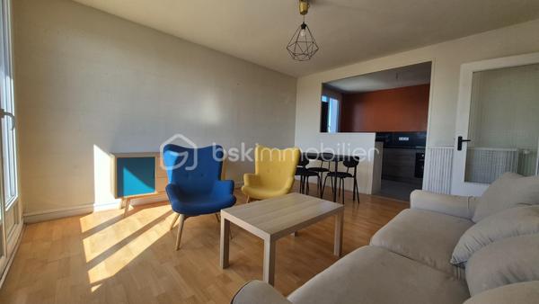 ***Richard BERNARDEAU by BSK Immobilier*** 
Découvrez cet appartement T2 de 44 m², situé à La Riche, rue Simon-Vauquier, au 7e étage d’une résidence de 8 étages.
Il comprend une entrée avec placard, une chambre, une salle d’eau, des WC indépendants ainsi qu’une cuisine aménagée et équipée ouverte sur un salon lumineux. Le séjour donne accès à un balcon bénéficiant d’une belle vue sur la Loire.
La résidence profite d’un emplacement pratique, à proximité des commerces, des services et des transports en commun. Le secteur est notamment desservi par l’arrêt La Riche Centre, avec les lignes 3a, 3b et 15a du réseau Fil Bleu, permettant de rejoindre facilement Tours et son agglomération.
La desserte du secteur sera également renforcée par la future ligne 2 du tramway, qui doit relier La Riche à Chambray-lès-Tours en passant par Tours et Joué-lès-Tours. Sa mise en service est actuellement prévue en 2028.
Quelques travaux de remise au goût du jour sont à prévoir, principalement au niveau des peintures et du parquet, permettant de personnaliser facilement l’appartement.
Une cave et une place de parking privative complètent le bien.
Les charges de copropriété comprennent l’eau, l’eau chaude, le chauffage ainsi que l’entretien des parties communes.
La présentation d’une pièce d’identité en cours de validité sera demandée lors de la visite, conformément à l’article L.561-5 du Code monétaire et financier.