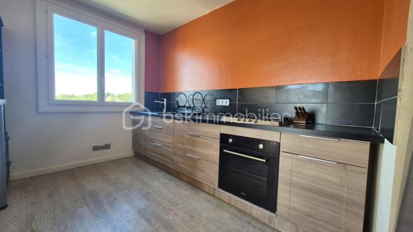 ***Richard BERNARDEAU by BSK Immobilier*** 
Découvrez cet appartement T2 de 44 m², situé à La Riche, rue Simon-Vauquier, au 7e étage d’une résidence de 8 étages.
Il comprend une entrée avec placard, une chambre, une salle d’eau, des WC indépendants ainsi qu’une cuisine aménagée et équipée ouverte sur un salon lumineux. Le séjour donne accès à un balcon bénéficiant d’une belle vue sur la Loire.
La résidence profite d’un emplacement pratique, à proximité des commerces, des services et des transports en commun. Le secteur est notamment desservi par l’arrêt La Riche Centre, avec les lignes 3a, 3b et 15a du réseau Fil Bleu, permettant de rejoindre facilement Tours et son agglomération.
La desserte du secteur sera également renforcée par la future ligne 2 du tramway, qui doit relier La Riche à Chambray-lès-Tours en passant par Tours et Joué-lès-Tours. Sa mise en service est actuellement prévue en 2028.
Quelques travaux de remise au goût du jour sont à prévoir, principalement au niveau des peintures et du parquet, permettant de personnaliser facilement l’appartement.
Une cave et une place de parking privative complètent le bien.
Les charges de copropriété comprennent l’eau, l’eau chaude, le chauffage ainsi que l’entretien des parties communes.
La présentation d’une pièce d’identité en cours de validité sera demandée lors de la visite, conformément à l’article L.561-5 du Code monétaire et financier.