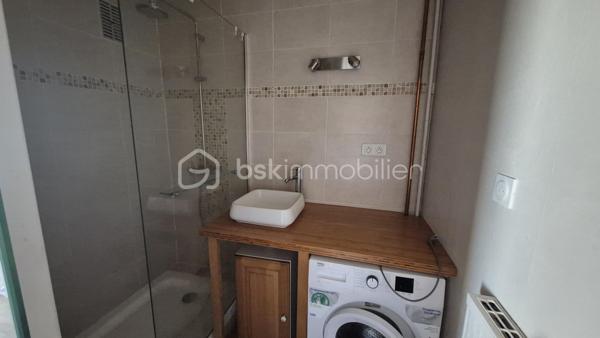 ***Richard BERNARDEAU by BSK Immobilier*** 
Découvrez cet appartement T2 de 44 m², situé à La Riche, rue Simon-Vauquier, au 7e étage d’une résidence de 8 étages.
Il comprend une entrée avec placard, une chambre, une salle d’eau, des WC indépendants ainsi qu’une cuisine aménagée et équipée ouverte sur un salon lumineux. Le séjour donne accès à un balcon bénéficiant d’une belle vue sur la Loire.
La résidence profite d’un emplacement pratique, à proximité des commerces, des services et des transports en commun. Le secteur est notamment desservi par l’arrêt La Riche Centre, avec les lignes 3a, 3b et 15a du réseau Fil Bleu, permettant de rejoindre facilement Tours et son agglomération.
La desserte du secteur sera également renforcée par la future ligne 2 du tramway, qui doit relier La Riche à Chambray-lès-Tours en passant par Tours et Joué-lès-Tours. Sa mise en service est actuellement prévue en 2028.
Quelques travaux de remise au goût du jour sont à prévoir, principalement au niveau des peintures et du parquet, permettant de personnaliser facilement l’appartement.
Une cave et une place de parking privative complètent le bien.
Les charges de copropriété comprennent l’eau, l’eau chaude, le chauffage ainsi que l’entretien des parties communes.
La présentation d’une pièce d’identité en cours de validité sera demandée lors de la visite, conformément à l’article L.561-5 du Code monétaire et financier.