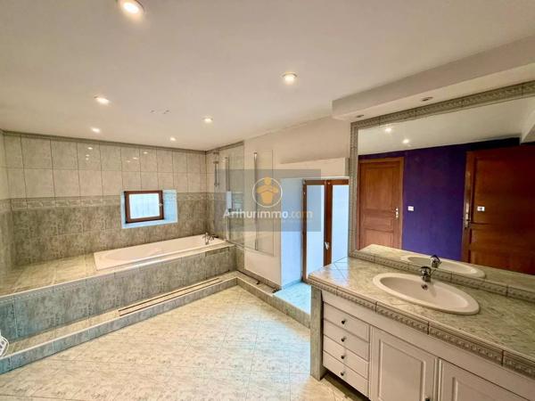 Vente                                                      Maison
                        
                     8 pièces                      252 m2                     à Rozay-en-Brie