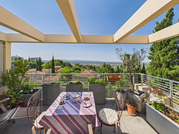 Appartement contemporain d'environ 93m² avec vue panoramique sur Aix-en-Provence